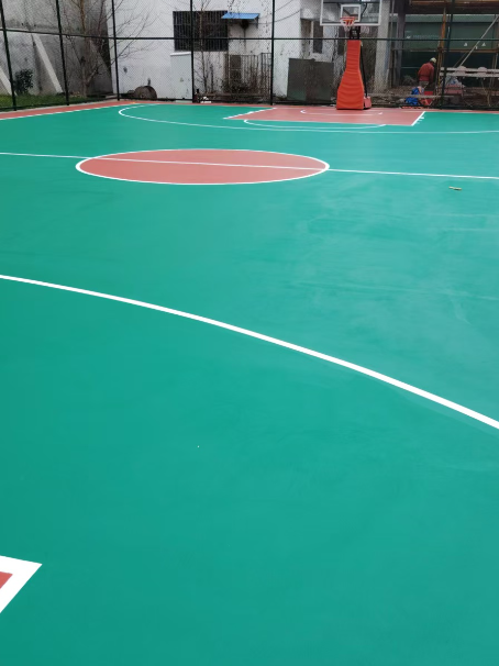 图们 球场长期使用易出现地面开裂